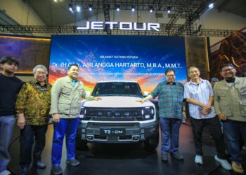 Menko Perekonomian Airlangga Hartarto Melihat Lebih Dekat JETOUR T2 di GIIAS 2026, SUV Tangguh Yang Digunakan Menjadi Kendaraan Resmi KTT G20 Afrika Selatan