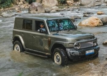 Membedah Dua Gaya Modifikasi iCAR V23: Dari British Classic hingga EV City Slicker